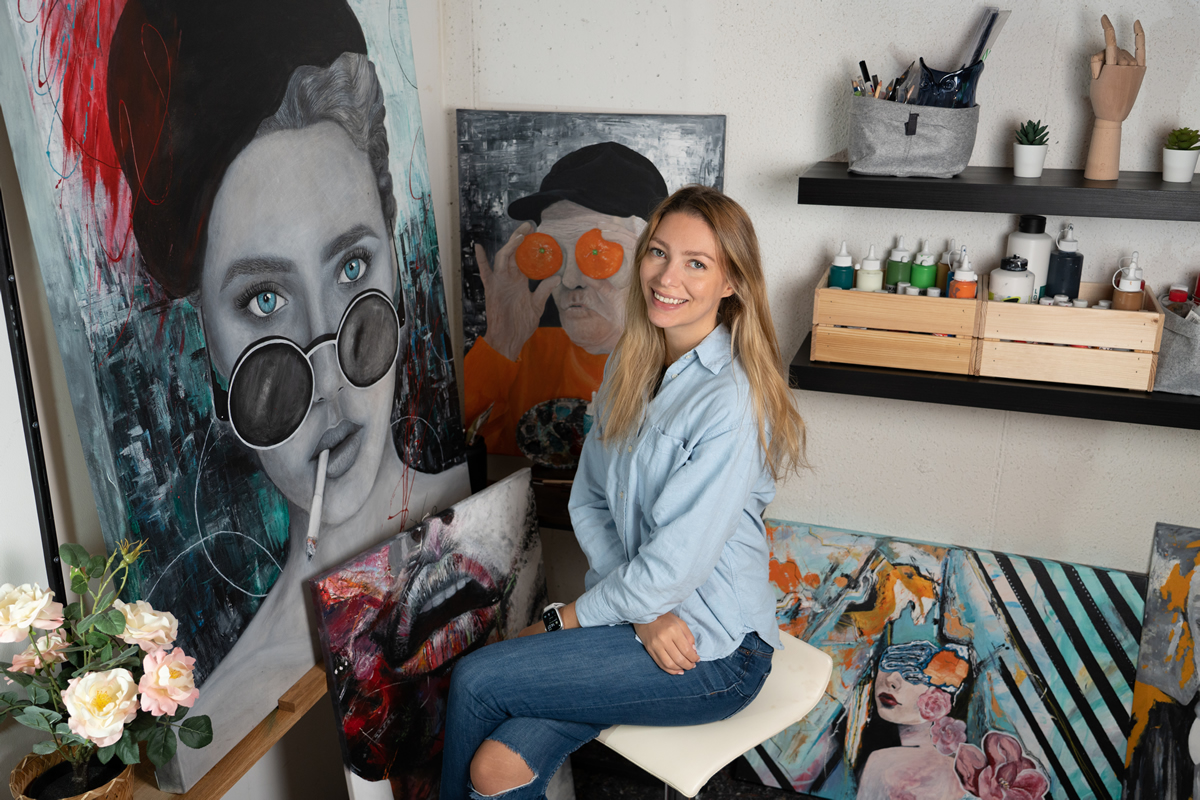 Vanessa Schodl in ihrem Atelier mit eigenen Bildern